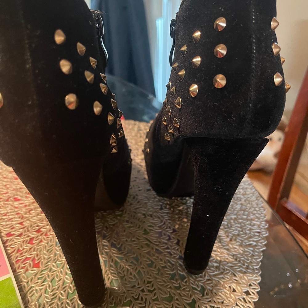 Shoes - Picture 6 of 7
